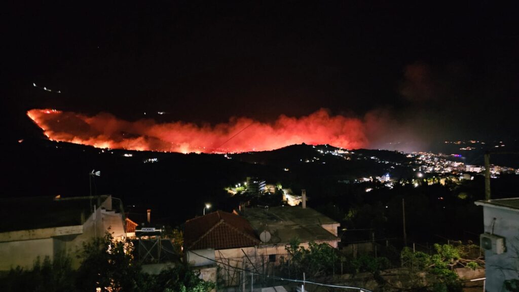 VIDEO/ Zjarr masiv në Himarë, era e fortë favorizon përhapjen e flakëve, rrezikohet qyteti