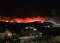 VIDEO/ Zjarr masiv në Himarë, era e fortë favorizon përhapjen e flakëve, rrezikohet qyteti