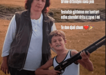 “Të don djali shumë”, Gimbo uron nënën për ditëlindje me foton e rrallë, artisti i vogël me çifte në duar