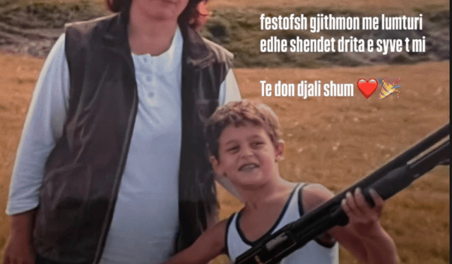“Të don djali shumë”, Gimbo uron nënën për ditëlindje me foton e rrallë, artisti i vogël me çifte në duar