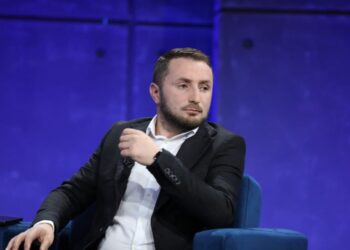 Ushtritë e tastierës përkundrejt interesit Kombëtar