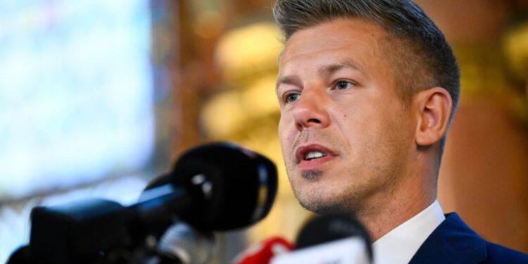 Magyar: Do të hiqet kufizimi i epokës së Orbanit që ndalonte adoptimin e fëmijëve nga homoseksualët -