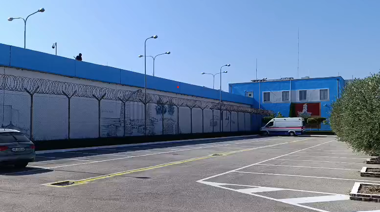 Zhdukja e celularit të kapur si provë material në Burgun e Fierit  pezullohen 4 punonjës të IEVP