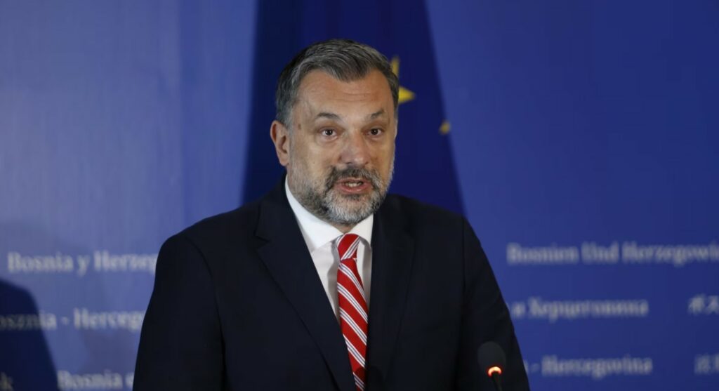 Sarajeva tërheq stafin e Ambasadës nga Serbia pas varrimit të Mlladiçit me nderime shtetërore