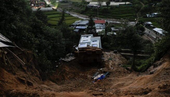 Katastrofë natyrore në Nepal, rrëshqitjet e dheut dhe përmbytjet shkaktojnë dhjetëra viktimë (VIDEO) -