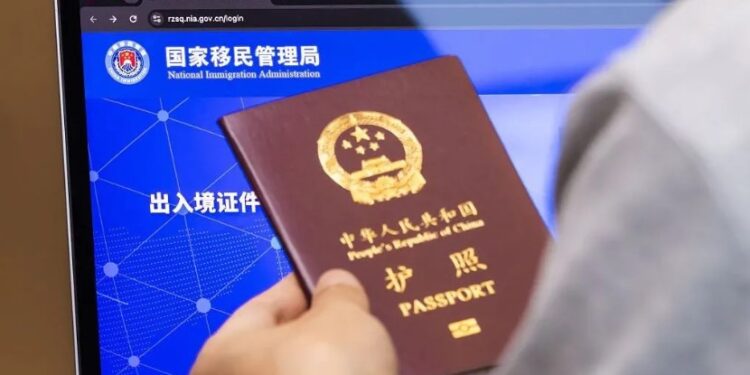 Kina shton kontrollin, rregulla e reja kufizojnë udhëtimet dhe daljet nga vendi -