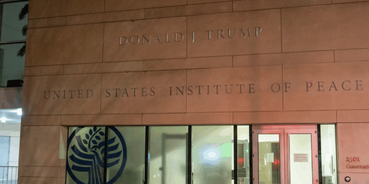 Instituti Amerikan i Paqes kërkon bllokimin e gdhendjes së emrit të Trump në fasadën e selisë së tij  -