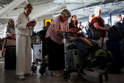 Një defekt shkaktoi ndërprerje masive në aeroportet e Mbretërisë së Bashkuar, qindra fluturime anulohen -
