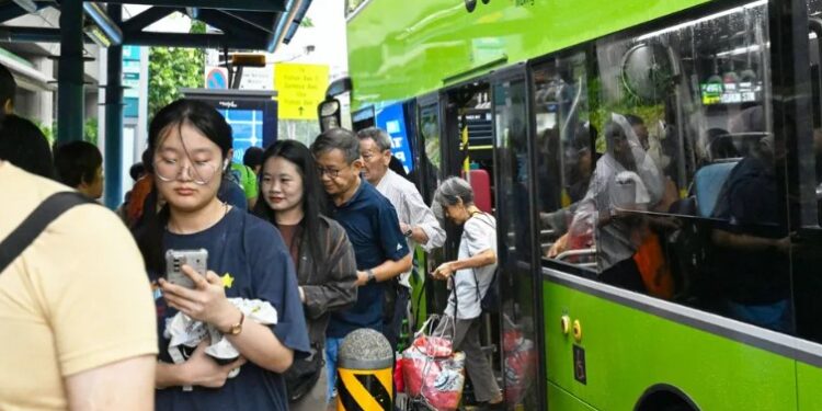 Singapori gjobit çdo njeri për sjelljet e bezdisshme në autobusë -