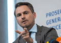 Prokurori i Përgjithshëm i Ukrainës jep dorëheqjen pasi agjentët anti-korrupsion bastisën zyrën e tij -