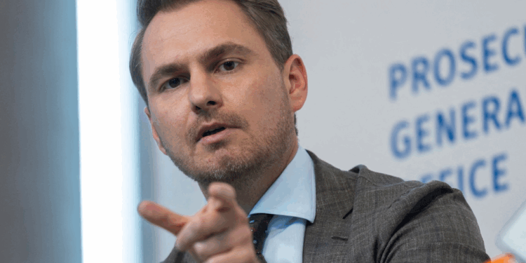 Prokurori i Përgjithshëm i Ukrainës jep dorëheqjen pasi agjentët anti-korrupsion bastisën zyrën e tij -