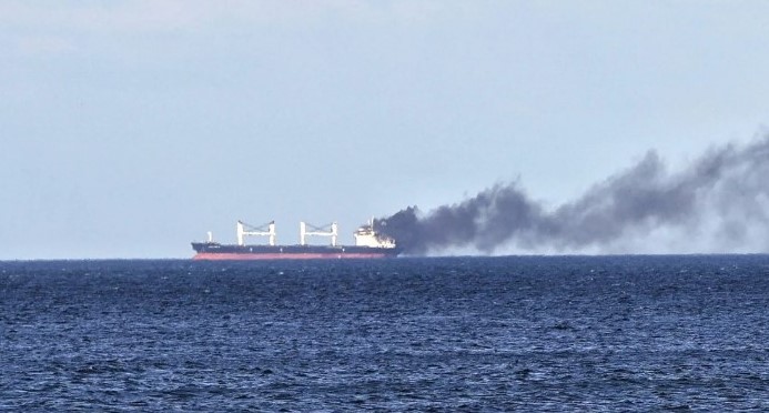 Sulmohet nga dronët anija ruse në Detin e Zi, zjarr dhe tre marinarë të plagosur në portin e Novorossiysk -