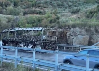 I shkrumbuar krejtësisht/ Pamje e autobusit me turistë që u përfshi nga flakët afër tunelit të Kërrabës