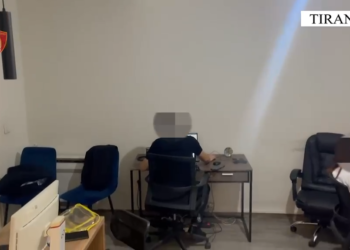 Goditet call center-i mashtrues në Tiranë, 4 në pranga! Pronari shpallet në kërkim