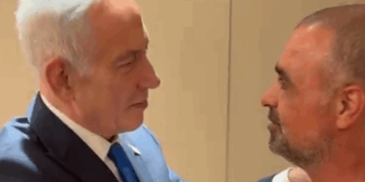“Shikoj një luan”, Netanyahu takon pasagjerin që ndërhyri gjatë incidentit në avion (VIDEO) -