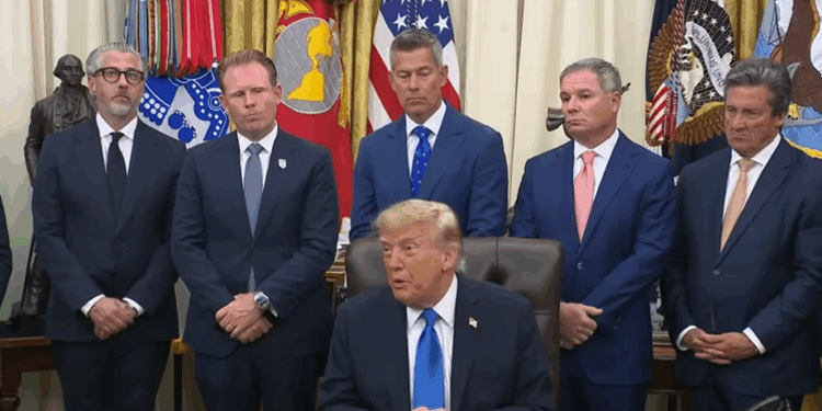 “Duhet ta ndalin atë luftë idiote”, Trump kërkon fundin e përplasjes Rusi-Ukrainë (VIDEO) -