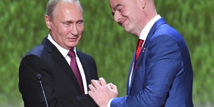Rusia rikthehet në një kompeticion të FIFA-s pas katër vitesh pezullim -