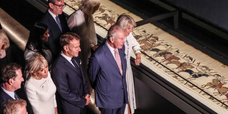 Macron dhe Charles III vizitojnë Tapicerinë e Bayeux në Muzeun Britanik -