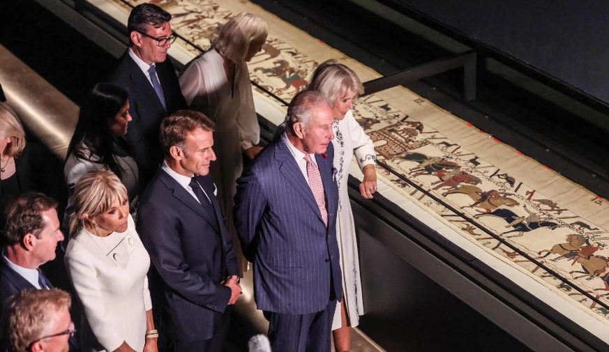 Macron dhe Charles III vizitojnë Tapicerinë e Bayeux në Muzeun Britanik  