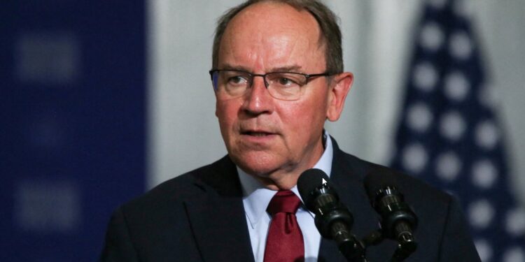 Aeroplani i kongresmenit të Wisconsinit bën ulje urgjente në një liqen, Tiffany dhe piloti notojnë drejt bregut -