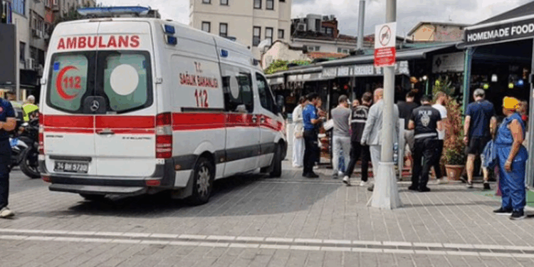 Të shtëna me armë zjarri në zonën turistike të Stambollit, 3 të vrarë dhe një i plagosur -