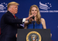 Pse Natalie Harp është gjithmonë pranë Trump? Rriten pyetjet dhe polemikat