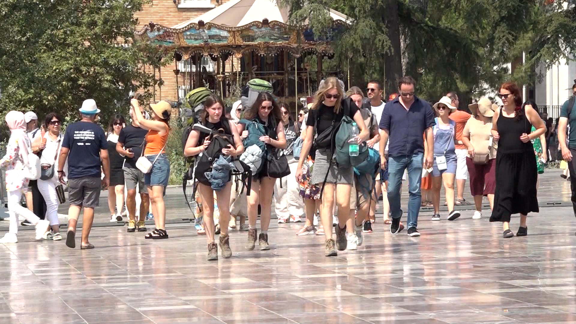 Turizmi në rritje  mbi 3 45 milionë hyrje në Shqipëri gjatë gushtit