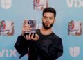 Artisti shqiptaro-amerikan MIRUD triumfon në “Premios Juventud” me albumin “Desnudo”