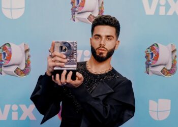 Artisti shqiptaro-amerikan MIRUD triumfon në “Premios Juventud” me albumin “Desnudo”