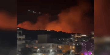 VIDEO/ Zjarr masiv në Himarë, era e fortë favorizon përhapjen e flakëve, rrezikohet qyteti