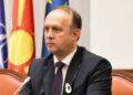 Kryetari i Kuvendit të Maqedonisë së Veriut, Afrim Gashi, ka thënë se asnjë verDënimi i ish-krerëve të UÇK-së nga Haga, reagon kreu i Kuvendit të Maqedonisë së Veriut: Për popullin shqiptar, ata janë dhe mbeten çlirimtarëdikt nuk mund ta mohojë faktin se Hashim Thaçi, Jakup Krasniqi, Kadri Veseli dhe Rexhep Selimi i përkasin një kapitulli të lavdishëm të historisë së Kosovës. Pas aktgjykimit dënues të Gjykatës Speciale ndaj ish-krerëve të UÇK-së, Gashi tha se të njëjtit, për popullin shqiptar, janë dhe mbeten çlirimtarë. Sipas tij, beteja me Specialen do të vazhdojë edhe në apel. Reagimi i Afrim Gashit: “Në kohën kur liria e Kosovës dhe paqja e stabiliteti i rajonit ishin ende një ideal për të cilin duhej luftuar, ata patën guxim të angazhohen dhe ta marrin mbi vete përgjegjësinë historike për ta sjellë lirinë te populli i tyre. Për popullin shqiptar, ata janë dhe mbeten çlirimtarë të Kosovës. Lufta e UÇK-së, sakrifica dhe vetëmohimi i atyre që e udhëhoqën dhe ishin pjesë e saj janë vetë rruga që çoi në lirinë e Kosovës dhe në një epokë të re paqeje e stabiliteti në rajon. Aktgjykimi i sotëm është i shkallës së parë, ndërsa beteja për drejtësi vazhdon. Andaj, sot është dita të qëndrojmë bashkë, me dinjitet e qetësi dhe të dëshmojmë se mendjet dhe zemrat tona janë pranë çlirimtarëve dhe familjeve të tyre. Sepse Kosova e lirë ishte beteja më e vështirë dhe ata e fituan. Sepse Kosova e lirë është dëshmia e atij brezi që guxoi ta ëndërronte lirinë dhe njëkohësisht ngushëllimi që duhet të na mbajë të fortë përballë vendimit të sotëm dhe sfidave të tjera”.