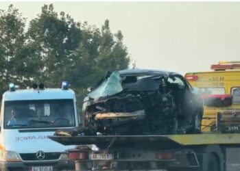 Audi përplaset ‘kokë më kokë’ me Benzin në Levan, humb jetën një person, 5 të plagosur