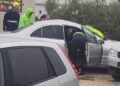 Aksident i rëndë pranë Lushnjes: Makina përplaset me mjetin e parkuar, dy persona në spital