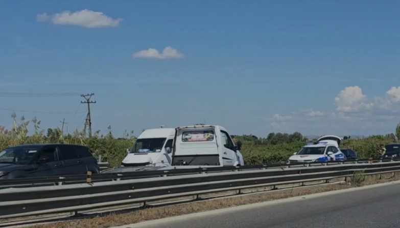 Aksident në aksin Lushnjë Fier  përplasen dy automjete në përpjekje parakalimi  s ka të lënduar 