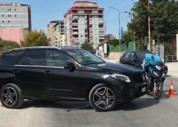 Aksident pranë Drejtorisë së Policisë Fier, motoristi i picave plagoset pasi u përplas nga një “Mercedes”, zbulohet shkaku