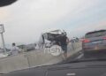 Furgoni me pasagjerë humb kontrollin dhe përplaset me karrexhatat në Tiranë-Durrës, disa persona të plagosur lehtë!