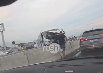 Furgoni me pasagjerë humb kontrollin dhe përplaset me karrexhatat në Tiranë-Durrës, disa persona të plagosur lehtë!