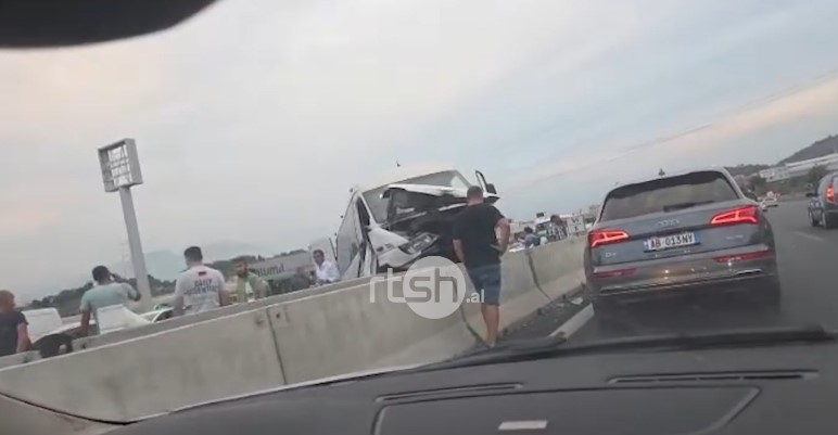 Furgoni me pasagjerë humb kontrollin dhe përplaset me karrexhatat në Tiranë Durrës  disa persona të plagosur lehtë 
