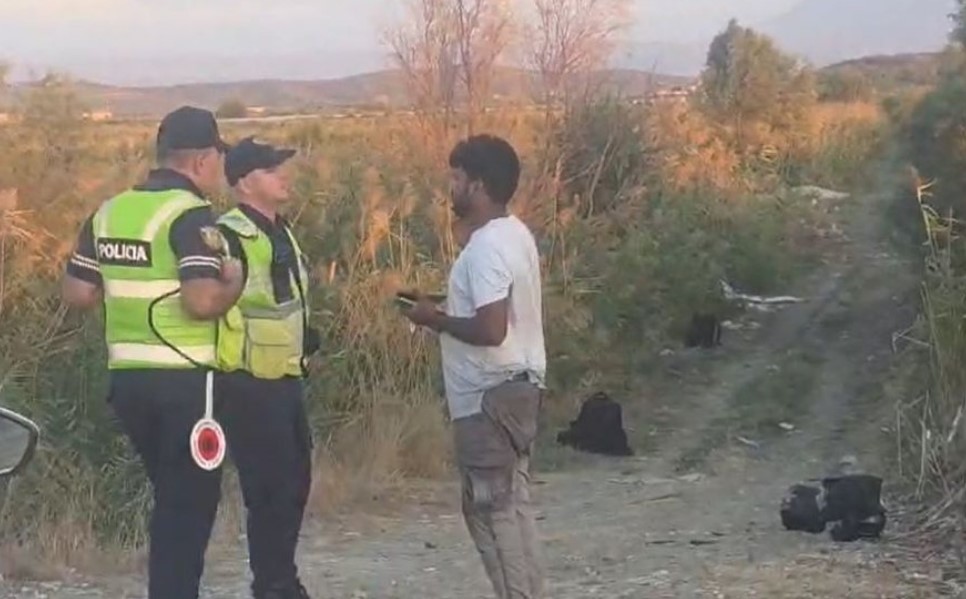 Aksident dramatik në aksin Lushnjë Berat  motori me 2 emigrantë nga Bangladeshi përfundon në kanal  njëri përfundon në spital