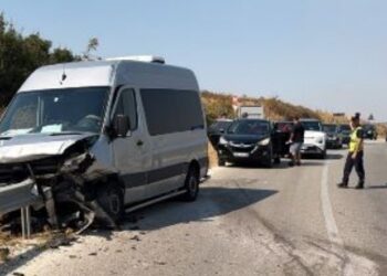 Aksident dramatik në Selenicë, makina përplaset me furgonin e pasagjerëve, 6 të plagosur në spital!