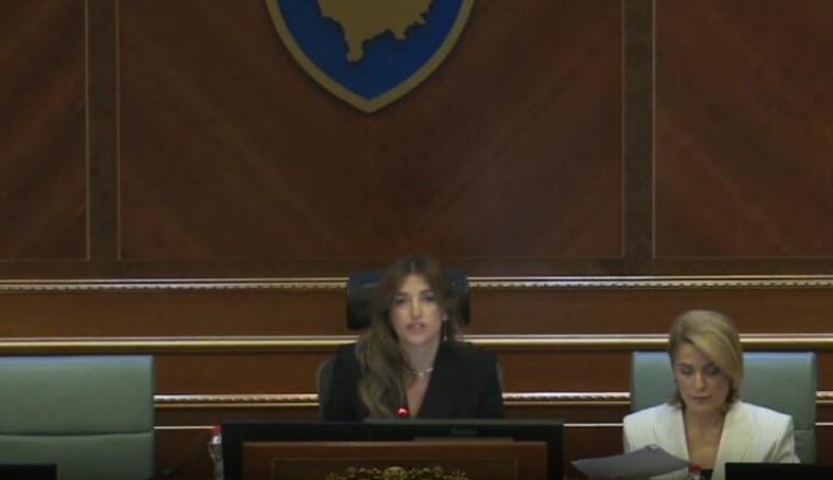 Albulena Haxhiu zgjidhet kryetare e Kuvendit të Kosovës me 62 vota  16 kundër  Vijon kriza për Presidentin