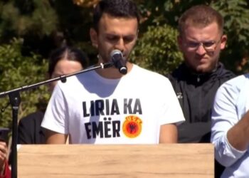 “Nuk duhet të dorëzohemi”- Djali i Jakup Krasniqit nga protesta në Prishtinë: Do vazhdojmë të kërkojmë drejtësi!