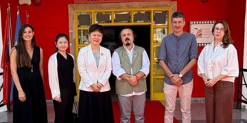 Ambasadorja e Kinës në Shqipëri viziton Arkivin Qendror Shtetëror të Filmit: Urë lidhëse mes dy vendeve tona!