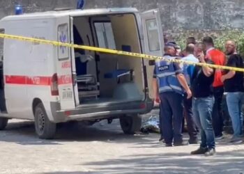 Aksident dramatik në Korçë, ambulanca përplas të moshuarin! Shoferi ishte nën efektin e alkoolit përfundon në pranga