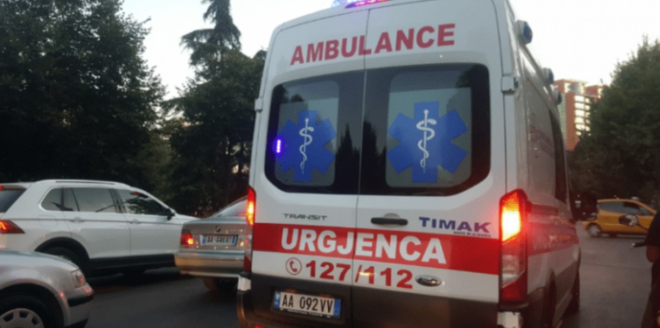 U përplas me shtyllën  humb jetën 21 vjeçari në Cërrik  plagoset pasagjeri