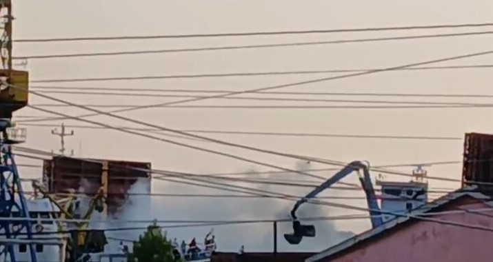 VIDEO  Anija përfshihet nga zjarri në Portin e Shëngjinit  forca të shumta drejt vendngjarjes  Shmanget përhapja e flakëve  shkak dyshohet 