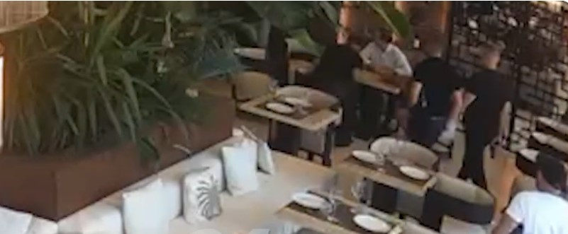 VIDEO  Zbardhen pamjet e konfliktit brenda hotelit në Orikum mes dy biznesmenëve  të pranishëm edhe persona të armatosur