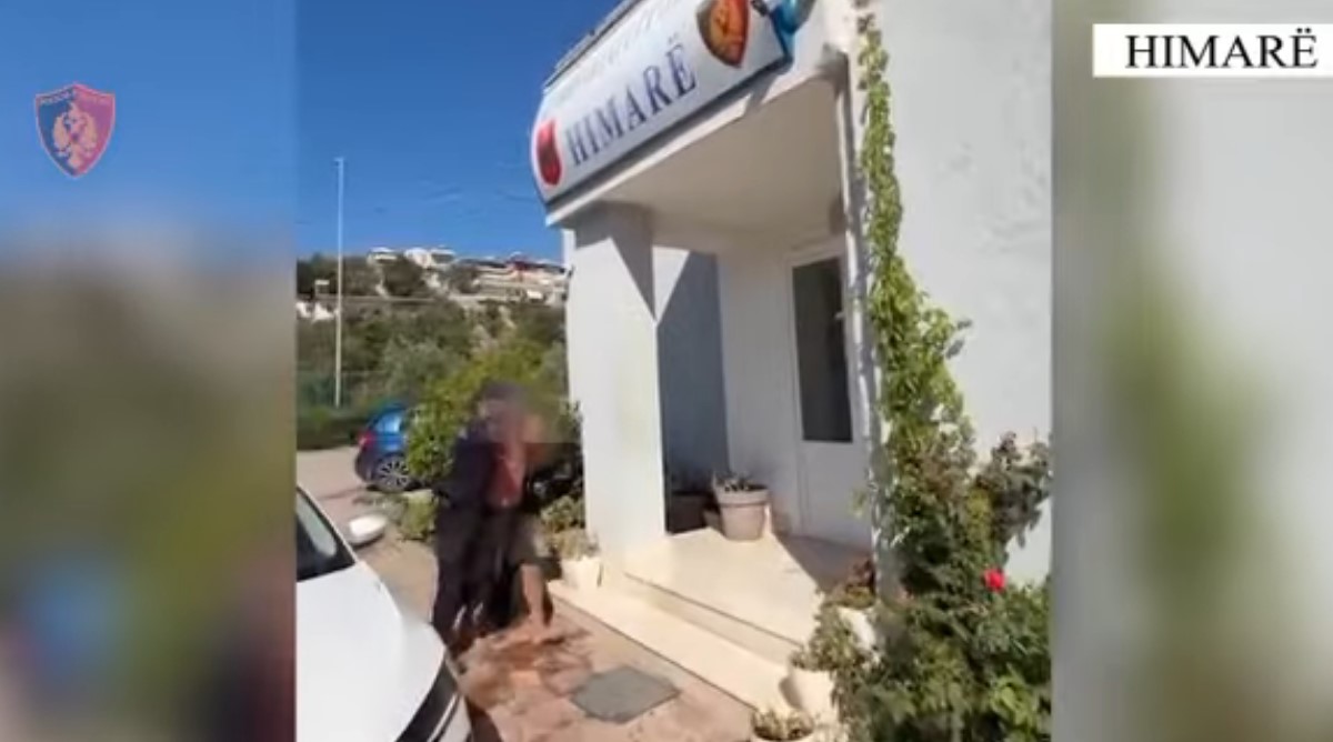 FOTO  I vuri zjarrin Himarës  arrestohet në flagrancë piromani 52 vjeçar  Nga flakët u rrezikua edhe banesa  Policia jep detajet