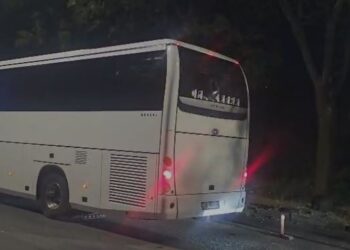 Shpërthen dhuna pas ndeshjes, tifozët e Vllaznisë godasin autobusin e ekipit të Teutës dhe i thyejnë xhamat!