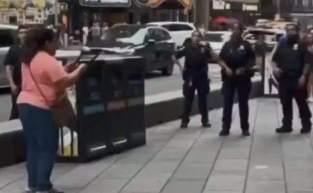 Sulmi me thikë në “Times Square”, një nga viktimat zv/presidentja e “Bank of America”! Vdes pas plagosjes nga policët edhe autorja (FOTO)